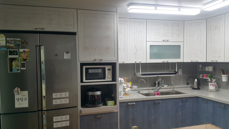 영남 네오빌 원목씽크대  및 도장 도어 수납장